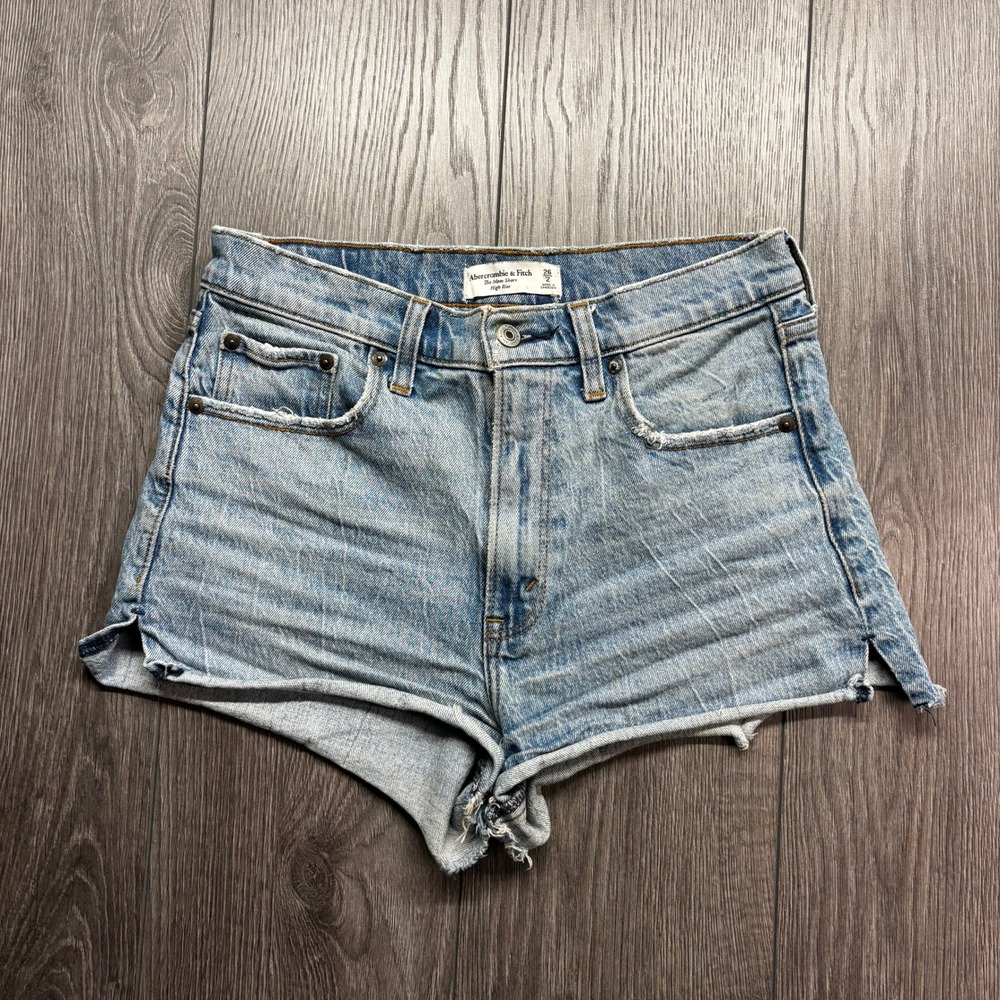 Abercrombie & Fitch The Mom Short Size 26 2 High Rise Light Wash Denim